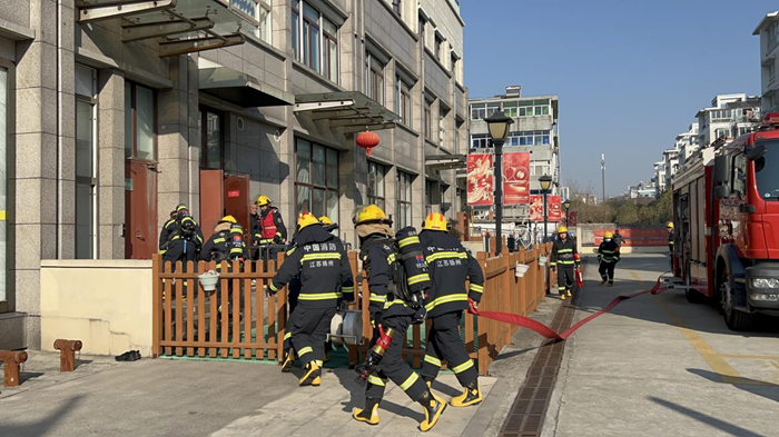 1735522645171012229.png 消防人员进入楼内.png